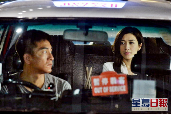 女乘客稱要到荃灣宜安街，由於司機不熟路，表示要開啟導航地圖，結果惹來乘客辱罵。《降魔的》劇照