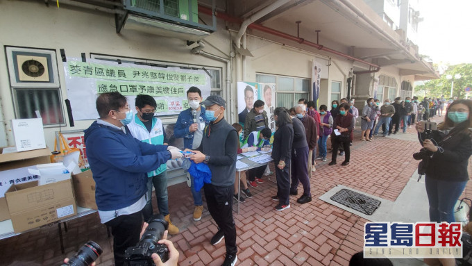 民主黨向康美樓居民派口罩。