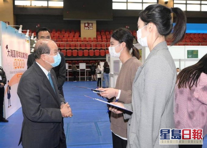 張建宗中午到大灣區青年就業計劃招聘會視察。