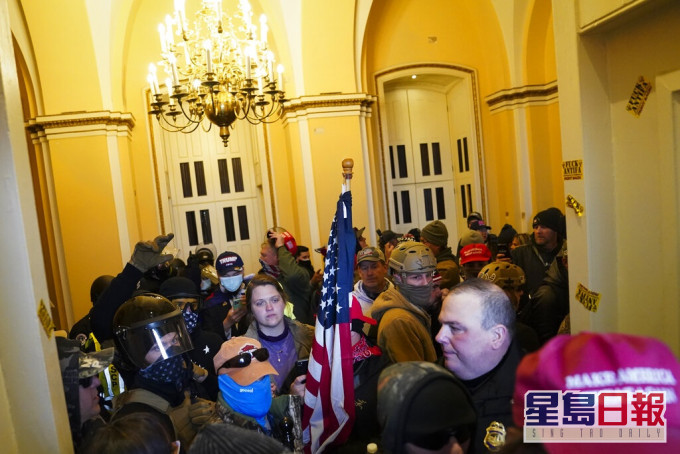美國國會遭到大批示威者闖入搗亂。AP圖片