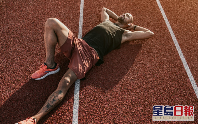 運動員缺乏睡眠，會使肌肉最大收縮能力下降，爆發力減退，提早出現疲勞等，直接影響運動技能的發揮。網上圖片