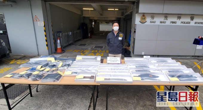 警方在派對房內搜出大量攻擊性武器。林思明攝