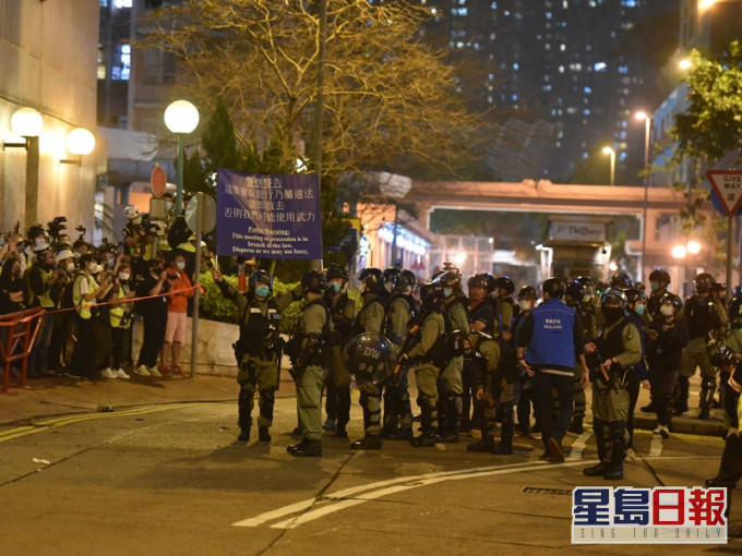 當晚尚德邨停車場有大批人士聚集防暴警在場戒備。