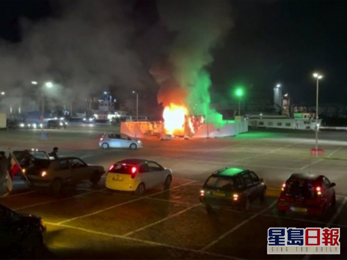 有示威者在市中心纵火，汽车著火焚烧。AP图片
