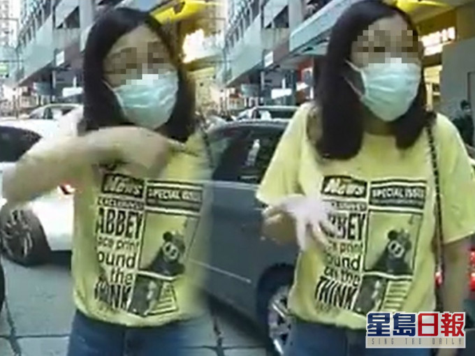 妇人强行霸位让亲友驾车驶入停泊。影片截图