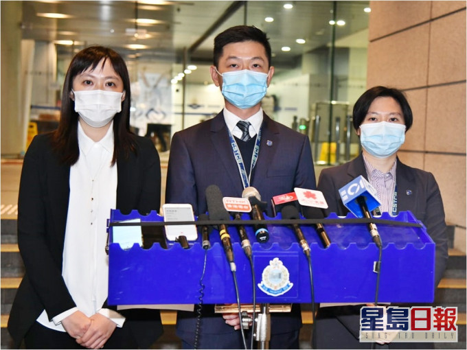 警方就网上骗案拘捕21名男女。徐裕民摄