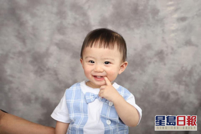 1岁男童区柏熙急需肝脏移植保命。区柏熙家长图片