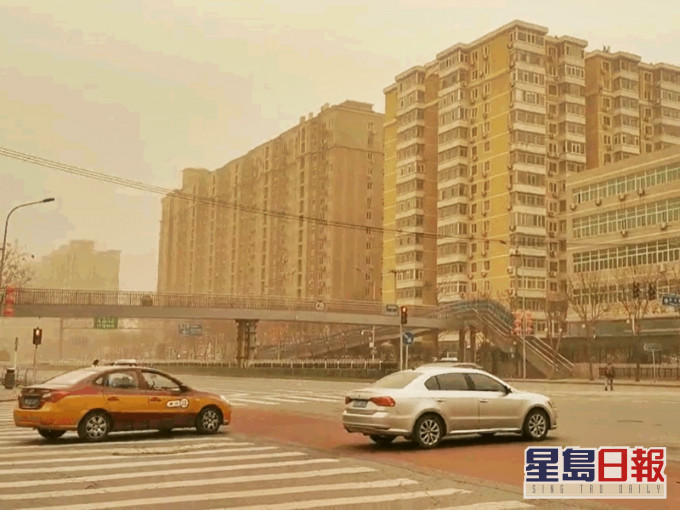 北京今晨遭遇今年以来范围最大、强度最强的沙尘天气。影片截图