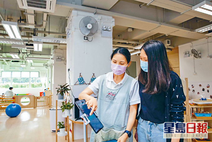 中心職員只需使用智能電話記錄幼兒資料,家長便可實時通過新系統,瀏覽子女的資訊。 IVE提供