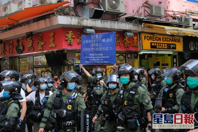 警方舉藍旗警告。