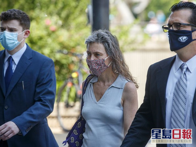 白人女子吉爾什蒂恩(中)被指向黑人吐口水,獲輕判接受反仇恨課程。網圖