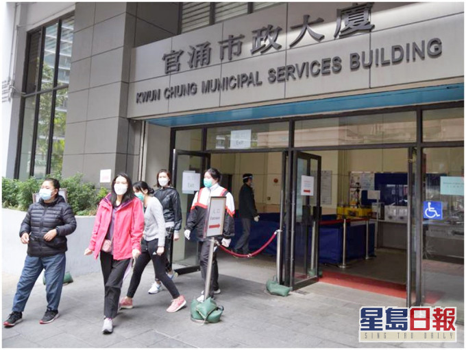 有市民到官涌体育馆接受检测。