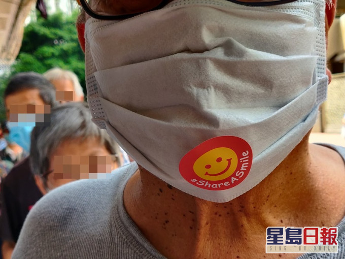 伯伯主動留影。銀杏館FB