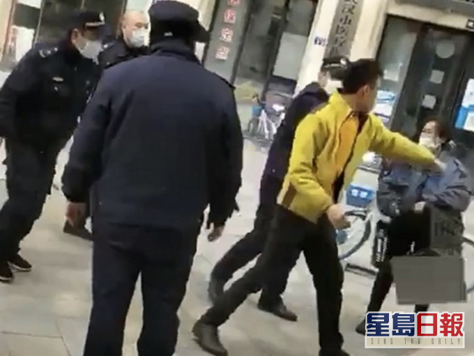 城管與果蔬店配送員毆打。網圖