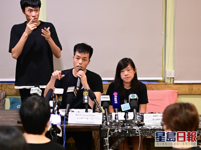 新公務員工會司庫賴嘉欣(右一)不獲正式升職。 資料圖片