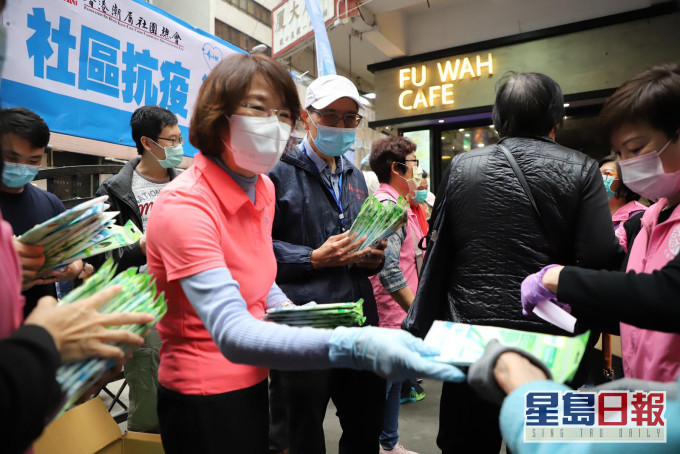 香港潮屬社團總會與「全港社區抗疫連線」合作，在九龍派發口罩。