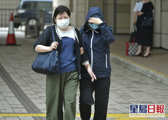 死者母親江月梅(右)。資料圖片