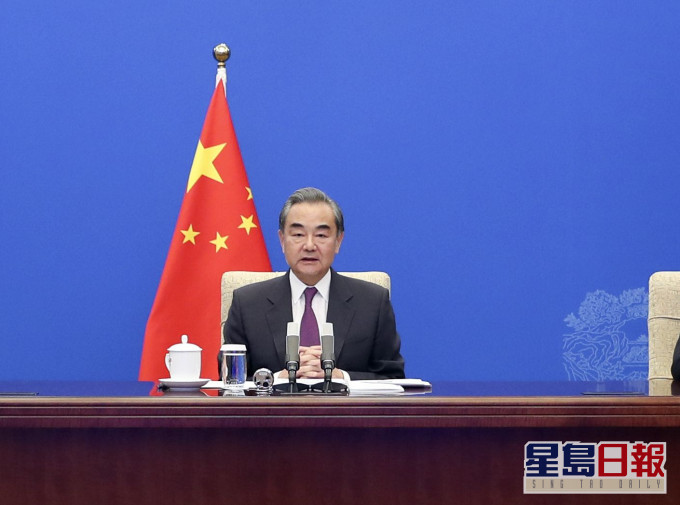 王毅在北京與美國對外關係委員會視頻交流。新華社圖片