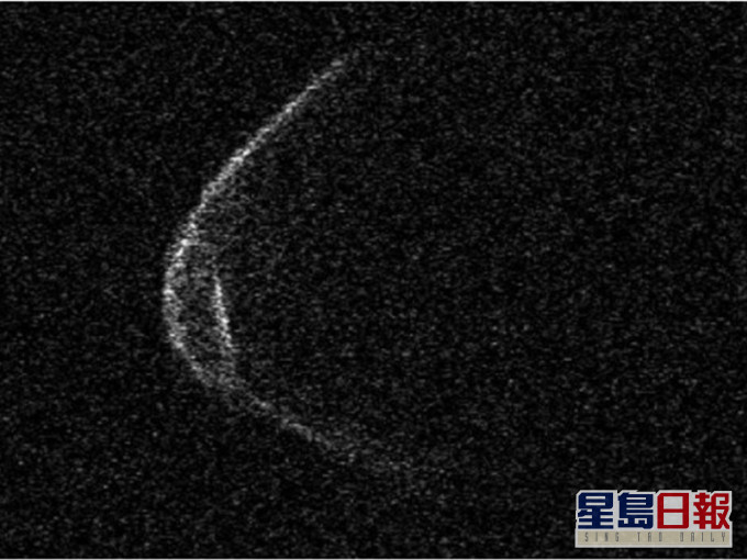 拍得的观测画面显示小行星宛如「带著口罩」。twitter