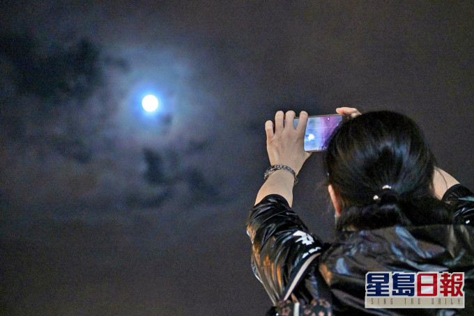 今晚雖稍多雲,但仍可賞月。
