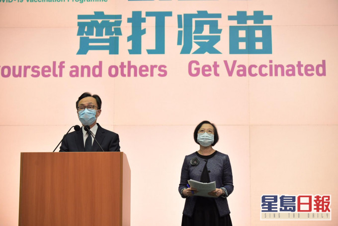 聶德權(左)宣布,由本月16日起,開放多12間社區接種中心為市民接種復必泰疫苗。
右為陳肇始。