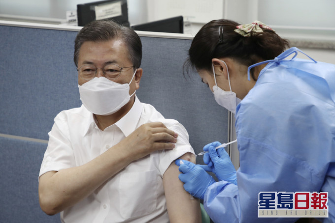 南韩总统文在寅接种阿斯利康新冠疫苗。AP图片