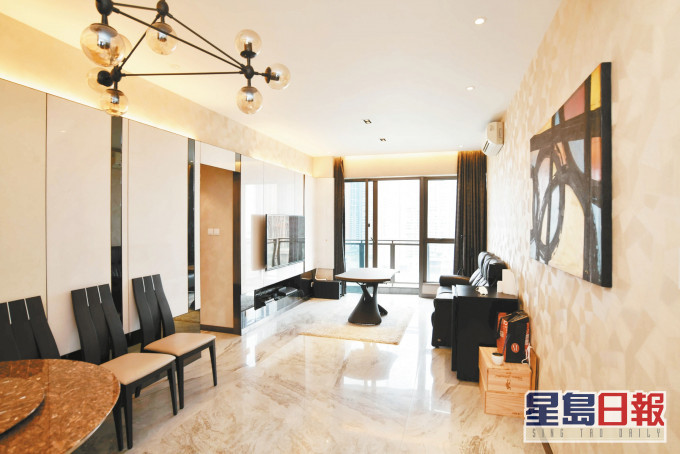 這是The Austin 3座
中層C室,實用面積
1002方呎,屬3房1套
連工人房設計。