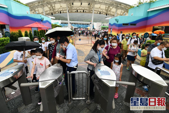 海洋公園恢復營運,預約市民排隊入場。