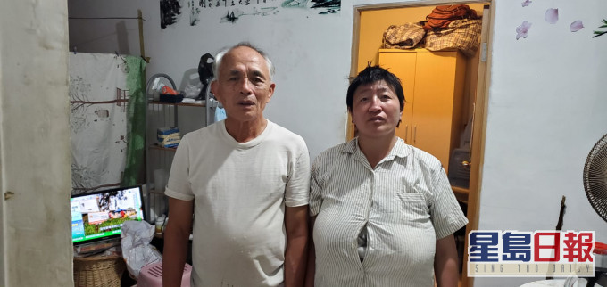 丈夫(左)感谢社会各界协助寻人。