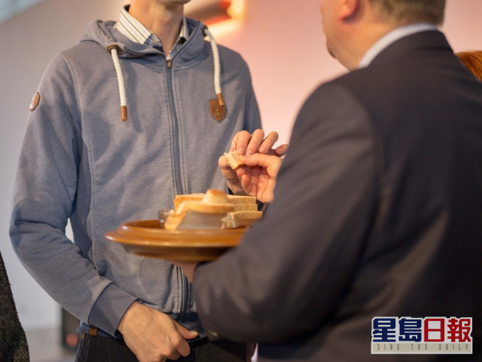 一名中年漢失業後轉行做侍應,但常疫嫌手腳慢,之後更因小事而被炒。unsplash圖片(示意圖)