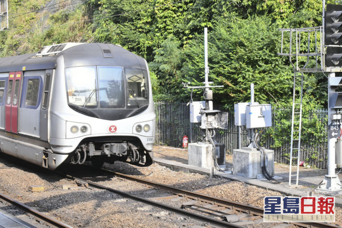 前年有網民發起「黎明行動2.0」,有示威者扔雜物至路軌。 資料圖片