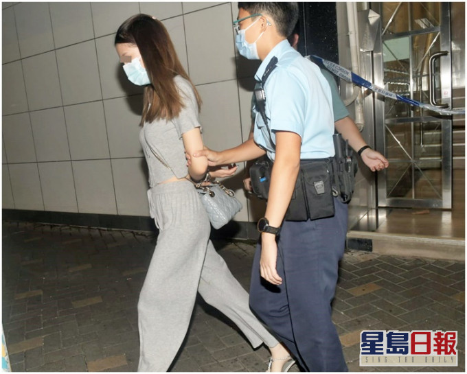 其中一名被捕女子。