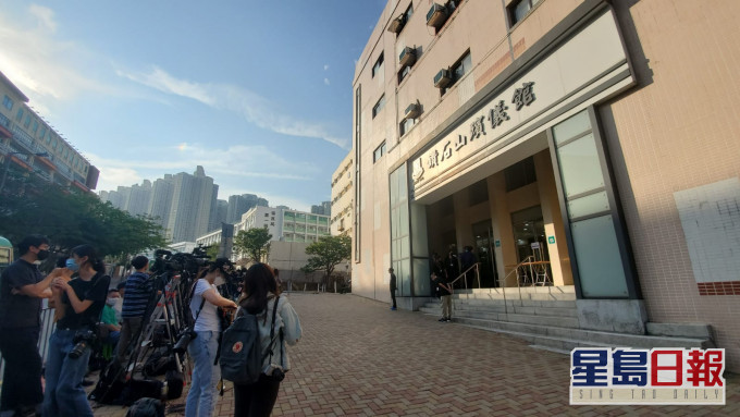 大批傳媒到場採訪。