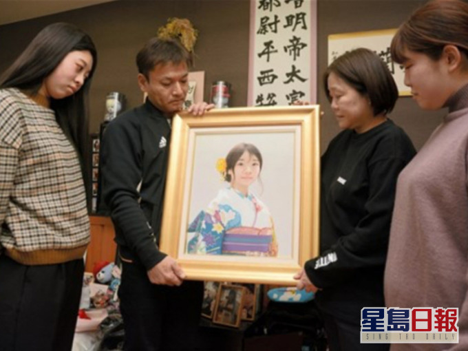 日本女生惨遭同学欺凌自杀身亡,父母助圆梦以肖像画出席成人礼。