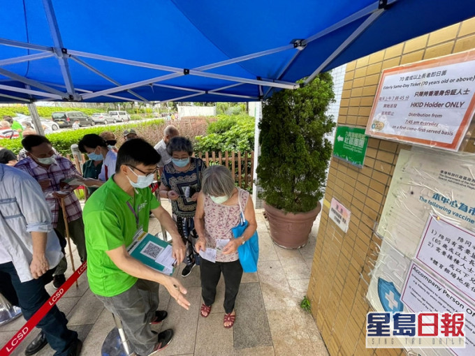 今早有約20名長者在九龍灣體育館社區疫苗接種中心外排隊,領取「即日籌」打針。