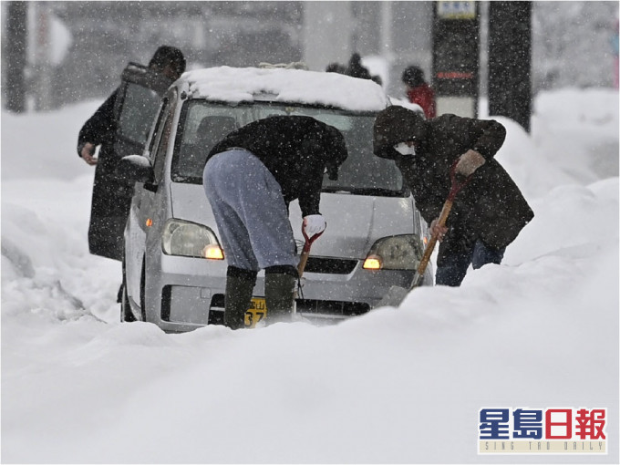 日本多地连降大雪，至少11死逾330伤。AP图片