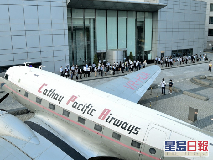 國泰航空早前宣布大裁員後,要求全體機師及機艙服務員簽署新合約。資料圖片