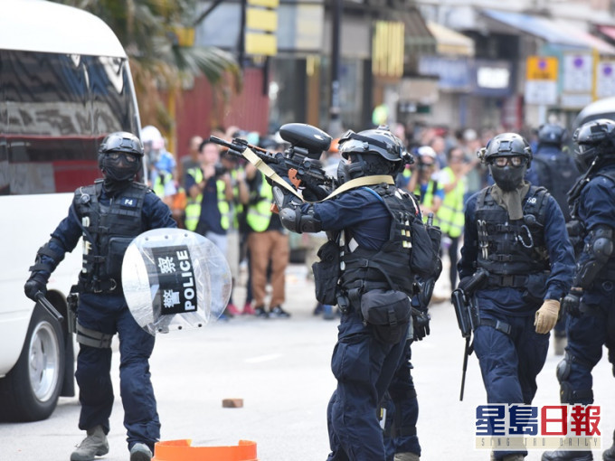 当日示威者堵路防暴警及「速龙小队」到场驱散。资料图片