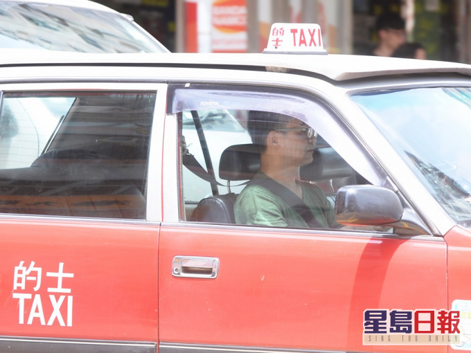完成檢測之的士司機會即場獲發「的士司機參與檢測名牌」。資料圖片