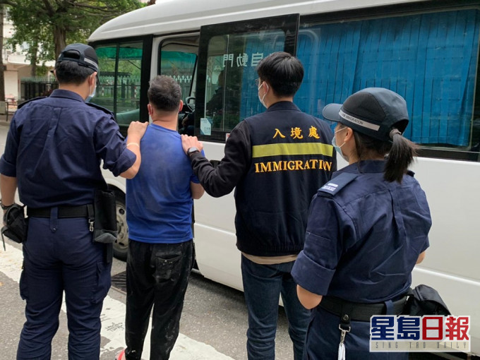 懷疑非法勞工在行動中被捕。政府新聞處圖片