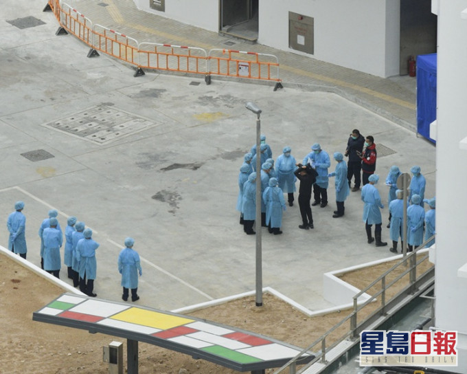 骏洋邨检疫中心医护及执法人员穿上防疫装备。资料图片
