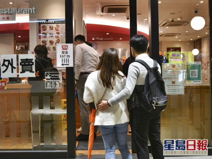 食肆暫停晚市堂食期間,市民需購外賣在街上用膳,若食肆遵守新規定則可營業至晚上十時。資料圖片