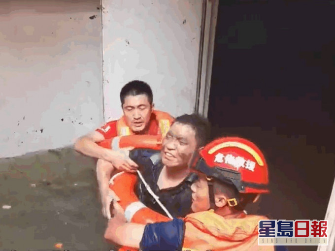 消防將男子救出送院。網圖