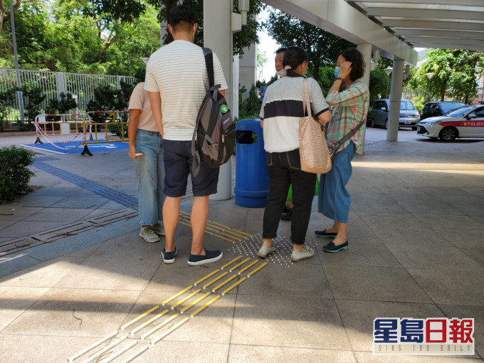 女死者的家屬到殮房認屍。梁國峰攝