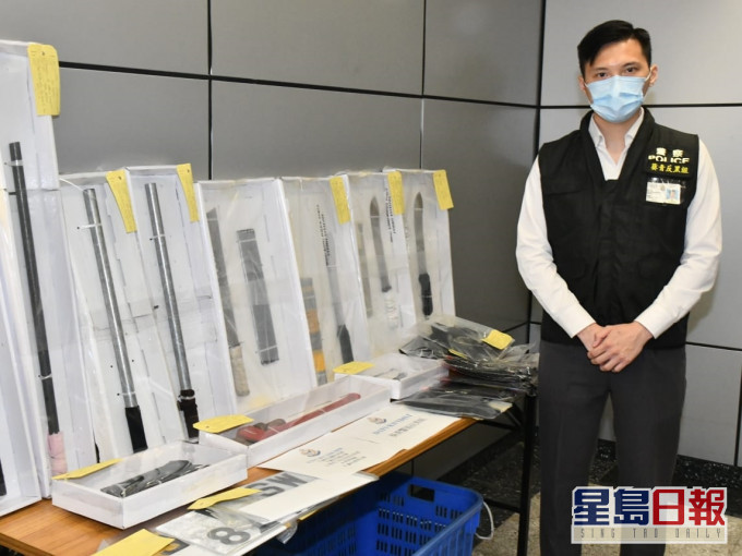 葵青警區反三合會行動組督察陳尚灃匯報案情。