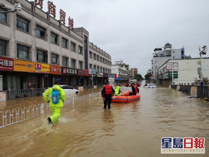 内地高考首日,但因暴雨影响,安徽歙县未能如期开考。(新华社图片)