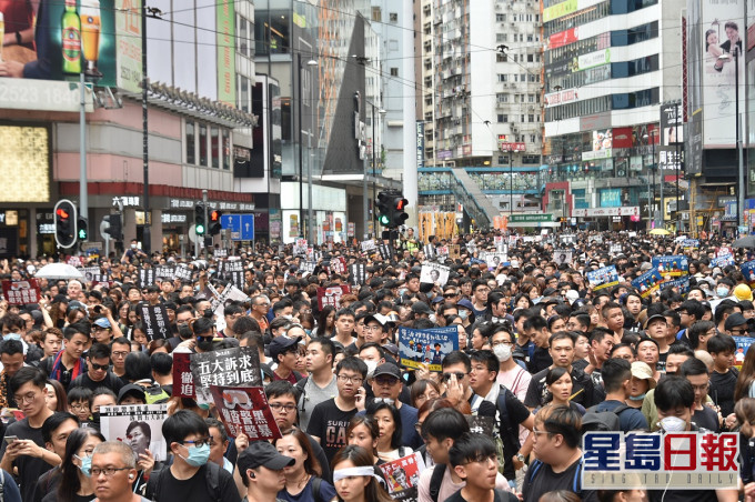 前年8月18日大批示威者走上街头。资料图片
