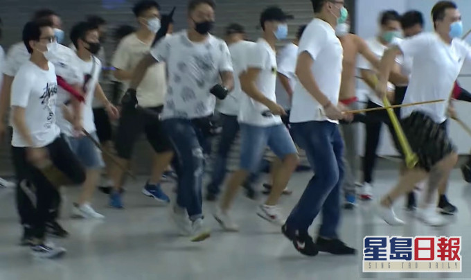 元朗白衣人手持武器。港台截图