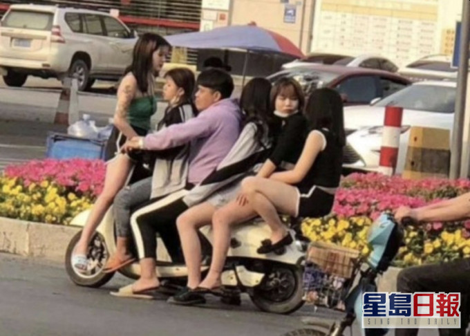 东莞一男子载5美女成网红。网图
