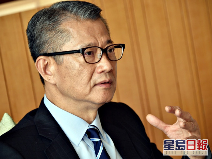 陳茂波指若派錢涉及非永久性居民或遭司法覆核。資料圖片